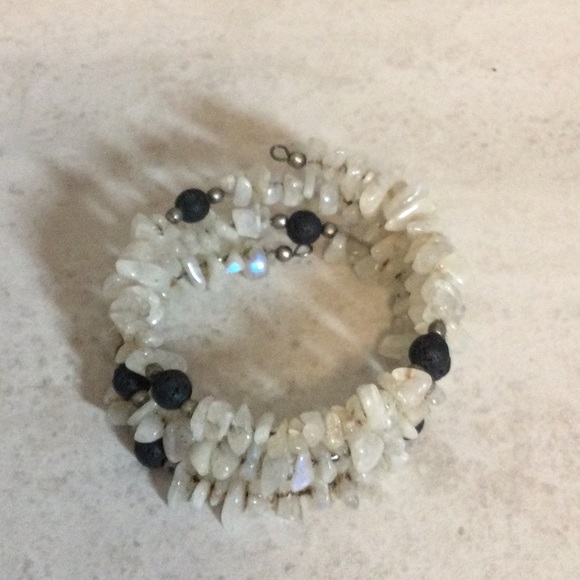Puka shell and black bead boho stretch wrap bracelet - Picture 4 of 6